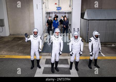 Cape Canaveral, Vereinigte Staaten von Amerika. 23. Februar 2023. Astronauten von links; Andrey Fedyaev von Roscosmos, Woody Hoburg und Stephen Bowen von der NASA und Sultan Alneyadi von den Vereinigten Arabischen Emiraten verlassen das Checkout Building zum Start im Kennedy Space Center am 26. Februar 2023 in Cape Canaveral, Florida. Die Mission der NASA SpaceX Crew-6 zur Internationalen Raumstation wurde gelöscht, nachdem ein Problem mit DEM TEA-TEB-Bodensystem entdeckt wurde, das den Start bis März 2. verzögerte. Kredit: Kim Shiflett/NASA/Alamy Live News Stockfoto