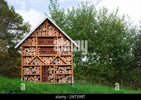 Hölzernes Insektenhotel, Lebensraum für Insekten und Bienen, Rettungshaus, Umwelt- und Ökologie-Gespräch, Schutz der Tierwelt Stockfoto