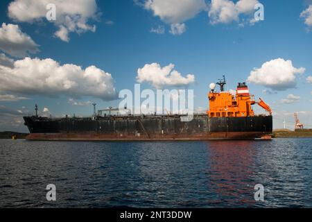 0il/Chemikalientanker mit orangefarbenem Aufbau, der im Hafen von Amsterdam auf die Verladung wartet Stockfoto