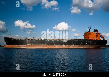 0il/Chemikalientanker mit orangefarbenem Aufbau, der im Hafen von Amsterdam auf die Verladung wartet Stockfoto