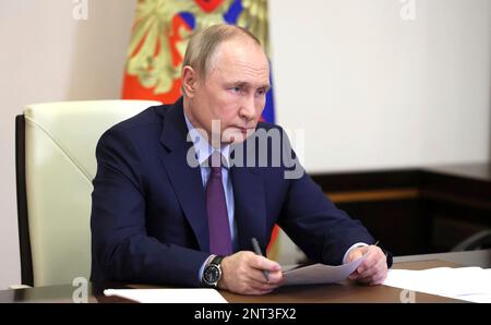 Novo-Ogaryovo, Russland. 27. Februar 2023. Der russische Präsident Wladimir Putin hält am 27. Februar 2023 in Moskau, Russland, eine Videokonferenz mit dem Gouverneur der Region Sachalin, Valery Limarenko, ab. Kredit: Mikhail Metzel/Kreml Pool/Alamy Live News Stockfoto