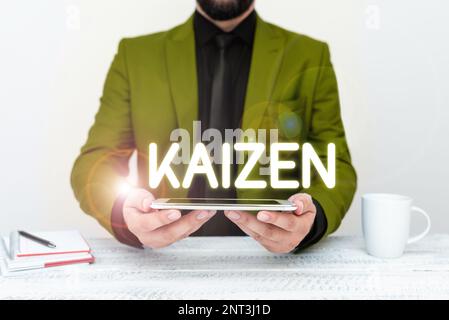 Schild mit Kaizen. Ein Wort über eine japanische Unternehmensphilosophie zur Verbesserung der Arbeitsweisen Stockfoto