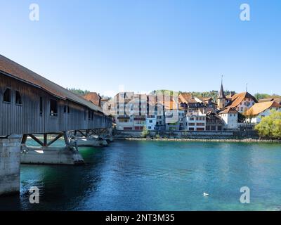 Bueren, Schweiz - April 17. 2022: Holzbrücke über den Fluss Aare in Richtung historisches Stadtzentrum Stockfoto