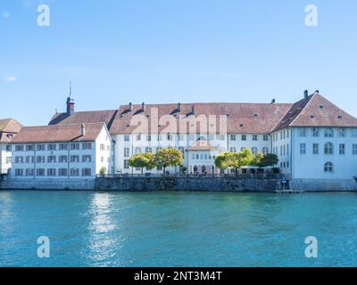 Solothurn, Schweiz - April 17. 2022: Blick über den Fluss Aare in Richtung des historischen Krankenhausgebäudes Stockfoto