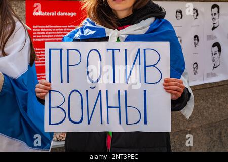 MAILAND, ITALIEN - 2023: Person, die Schilder mit Nachrichten über den Krieg zwischen der Ukraine und Russland hält, um gegen den Krieg zu protestieren, ein Jahr seit dessen Beginn. Stockfoto