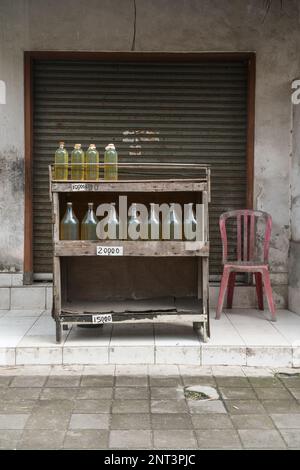 In Bali, Indonesien, wird Benzin in Flaschen verkauft. Straßenhandel mit Benzin Stockfoto