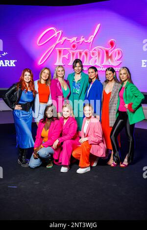 Rost, Deutschland. 27. Februar 2023. Sandra Friedrichs (hintere Reihe, l-r), Vanessa Didam, Kloster Catharina, Saskia von Bargen, Chantal EPLI, Lena Petrides, Kira Geiss, (erste Reihe, l-r) Audrey Boateng, Eva Placzek und Romy Kölzer posieren während einer Fotosession der Endteilnehmer des Miss-Deutschland-Wettbewerbs. Der ehemalige Schönheitswettbewerb hat seit 2020 eine neue Richtung eingeschlagen, mit Schwerpunkt auf den Persönlichkeiten der Teilnehmer. Kredit: Philipp von Ditfurth/dpa/Alamy Live News Stockfoto