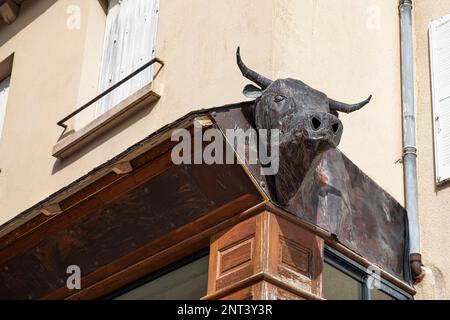Ochsenkopf aus Metall an einer Ladenwand Stockfoto