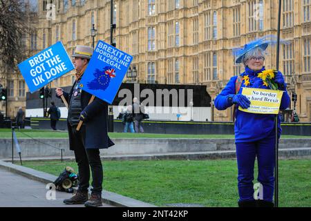 London, Großbritannien. 27. Februar 2023. Pro-EU- und Anti-Brexit-Demonstranten von Sodem (Stand of Definance European Movement) rund um Westminster „Stop-Brexit man“ Steve Bray protestieren vor dem Parlament auf College Green, an dem Tag, an dem EU-Kommissionspräsidentin Ursula von der Leyen das Vereinigte Königreich besucht, um mit PM Rishi Sunak eine Vereinbarung über Handelsvereinbarungen nach dem Brexit in Nordirland zu unterzeichnen. Kredit: Imageplotter/Alamy Live News Stockfoto