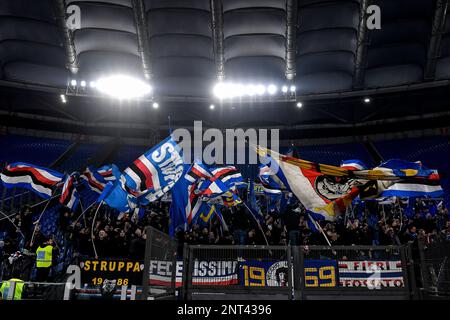 Rom, Italien. 27. Februar 2023. Sampdoria-Fans feuern beim Fußballspiel der Serie A zwischen SS Lazio und UC Sampdoria im Olimpico-Stadion in Rom (Italien) am 27. Februar 2023 an. Foto Andrea Staccioli/Insidefoto Credit: Insidefoto di andrea staccioli/Alamy Live News Stockfoto