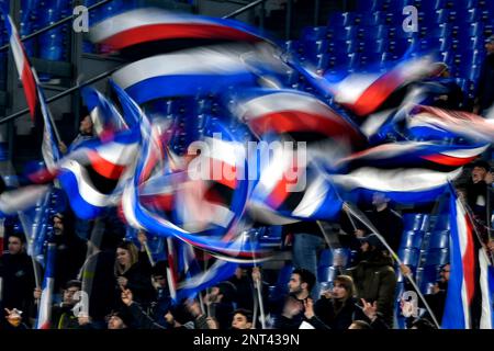 Rom, Italien. 27. Februar 2023. Sampdoria-Fans feuern beim Fußballspiel der Serie A zwischen SS Lazio und UC Sampdoria im Olimpico-Stadion in Rom (Italien) am 27. Februar 2023 an. Foto Andrea Staccioli/Insidefoto Credit: Insidefoto di andrea staccioli/Alamy Live News Stockfoto