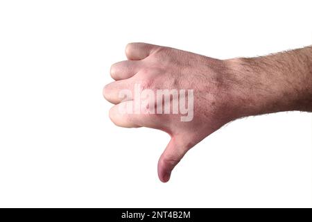 Weiße männliche Hand, die eine Daumen-runter-Geste auf weißem Hintergrund macht Stockfoto