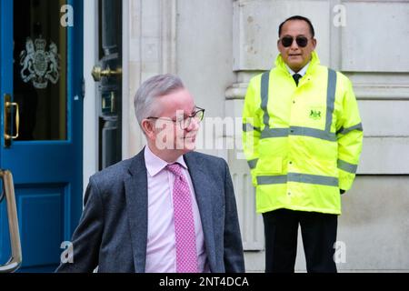 London, Großbritannien. 27. Februar 2023. Michael Gove, Sekretär für Levelling Up, Wohnungsbau und Gemeinschaften und Minister für zwischenstaatliche Beziehungen, verlässt das Kabinettsbüro nach einem Treffen, um das Abkommen zwischen dem Vereinigten Königreich und der EU über das Nordirland-Protokoll zu erörtern. Kredit: Elfte Stunde Fotografie/Alamy Live News Stockfoto