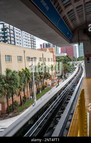 Miami, Florida, USA - 2,2023 - erhöhte Strecke für das kostenlose Metromover-System. Stockfoto