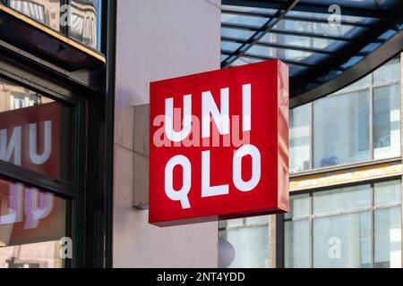 Handelszeichen und Logo eines Uniqlo-Geschäfts, einer Handelsmarke von Fast Retailing, einem japanischen Bekleidungsunternehmen aus Design, Herstellung und Vertrieb von Bekleidung Stockfoto