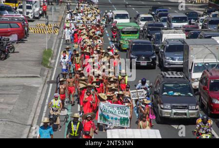Quezon City, Philippinen. 23. Februar 2023. Etwa 300 Eingeborene marschierten von General Nakar in Quezon in Richtung Malacañang-Palast, um am 23. Februar 2023 in Quezon City, Philippinen, gegen den Bau des Kaliwa-Staudamms zu protestieren. (Foto: Edd Castro/Pacific Press/Sipa USA) Guthaben: SIPA USA/Alamy Live News Stockfoto