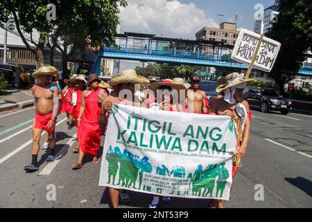 Quezon City, Philippinen. 23. Februar 2023. Etwa 300 Eingeborene marschierten von General Nakar in Quezon in Richtung Malacañang-Palast, um am 23. Februar 2023 in Quezon City, Philippinen, gegen den Bau des Kaliwa-Staudamms zu protestieren. (Foto: Edd Castro/Pacific Press/Sipa USA) Guthaben: SIPA USA/Alamy Live News Stockfoto