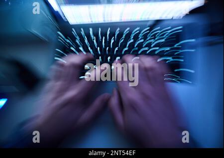Berlin, Deutschland. 12. Februar 2023. Abbildung: Hände, die auf einer Computertastatur tippen (Zoomeffekt). Kredit: Annette Riedl/dpa/Alamy Live News Stockfoto