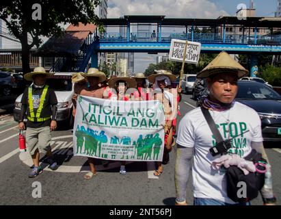 Quezon City, Philippinen. 23. Februar 2023. Etwa 300 Eingeborene marschierten von General Nakar in Quezon in Richtung Malacañang-Palast, um am 23. Februar 2023 in Quezon City, Philippinen, gegen den Bau des Kaliwa-Staudamms zu protestieren. (Foto: Edd Castro/Pacific Press/Sipa USA) Guthaben: SIPA USA/Alamy Live News Stockfoto