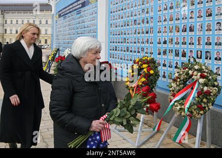 KIEW, UKRAINE - 27. FEBRUAR 2023 - US-Finanzministerin Janet Yellen (R) und außerordentlicher und bevollmächtigter US-Botschafter in der Ukraine Bridget Brink legten Blumen an der Mauer des Gedenkens für die gefallenen Soldaten auf dem Mykhailivska-Platz, Kiew, Hauptstadt der Ukraine. Stockfoto