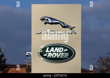 In Italien, Jahr 2023, unterzeichnen Jaguar und Land Rover Marken bei einem Autohändler Stockfoto