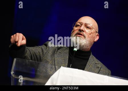 Neapel, Italien. 24. Februar 2023. (2/24/2023) Stefano Bonaccini, Kandidat für das Amt des neuen Vorsitzenden der italienischen Demokratischen Partei, spricht während seiner Wahlreise vor den Vorwahlen, die am Sonntag erwartet werden. (Foto: Pasquale Gargano/Pacific Press/Sipa USA) Guthaben: SIPA USA/Alamy Live News Stockfoto