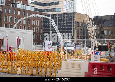 Euston, London, Großbritannien. 27. Februar 2023. HS2 Ltd führt umfangreiche Bauarbeiten für den neuen Hochgeschwindigkeitszug 2 London Euston Bahnhof Terminus und London Underground Interchange durch. HS2 startete letzte Woche Versorgungsleitungen in der Euston Road, was jetzt den Verkehr verlangsamt. Die Bewohner der Euston-Gegend müssen HS2 Lärm, Staub und Störungen ertragen, die ein Bewohner heute als „Hölle auf Erden ohne Ende in Sicht“ beschrieben hat. Kredit: Maureen McLean/Alamy Live News Stockfoto