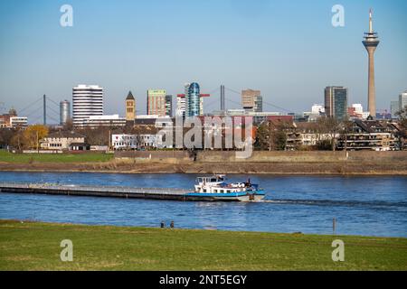 Die Skyline von Düsseldorf mit den Wolkenkratzern im Medienhafen, Rheinturm, vor Wohngebäuden am Rhein im Stadtteil Hamm, D. Stockfoto