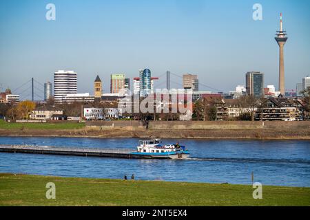 Die Skyline von Düsseldorf mit den Wolkenkratzern im Medienhafen, Rheinturm, vor Wohngebäuden am Rhein im Stadtteil Hamm, D. Stockfoto