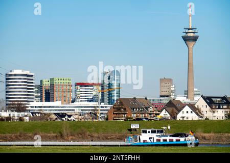 Die Skyline von Düsseldorf mit den Wolkenkratzern im Medienhafen, Rheinturm, vor Wohngebäuden am Rhein im Stadtteil Hamm, D. Stockfoto