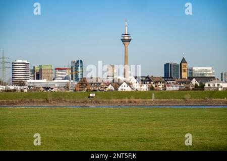 Die Skyline von Düsseldorf mit den Wolkenkratzern im Medienhafen, Rheinturm, vor Wohngebäuden am Rhein im Stadtteil Hamm, D. Stockfoto