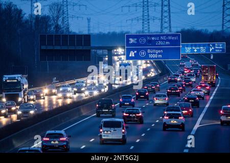 Autobahn A57 in der Nähe von Kaarst im Rheinviertel Neuss, Blick in Richtung der Kreuzung Büttgen, starker Verkehr außerhalb der Hauptverkehrszeiten, Hochspannungsleitung Stockfoto