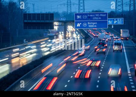 Autobahn A57 in der Nähe von Kaarst im Rheinviertel Neuss, Blick in Richtung der Kreuzung Büttgen, starker Verkehr außerhalb der Hauptverkehrszeiten, Hochspannungsleitung Stockfoto