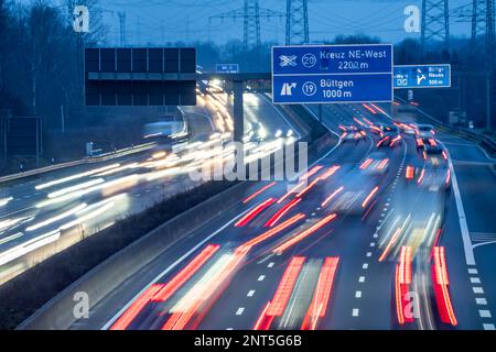 Autobahn A57 in der Nähe von Kaarst im Rheinviertel Neuss, Blick in Richtung der Kreuzung Büttgen, starker Verkehr außerhalb der Hauptverkehrszeiten, Hochspannungsleitung Stockfoto