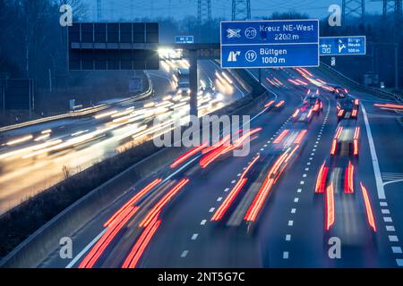 Autobahn A57 in der Nähe von Kaarst im Rheinviertel Neuss, Blick in Richtung der Kreuzung Büttgen, starker Verkehr außerhalb der Hauptverkehrszeiten, Hochspannungsleitung Stockfoto