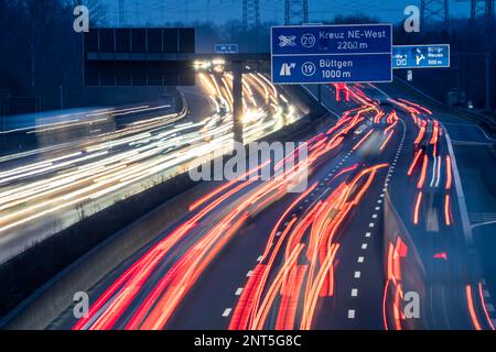 Autobahn A57 in der Nähe von Kaarst im Rheinviertel Neuss, Blick in Richtung der Kreuzung Büttgen, starker Verkehr außerhalb der Hauptverkehrszeiten, Hochspannungsleitung Stockfoto