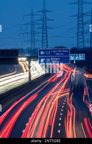 Autobahn A57 in der Nähe von Kaarst im Rheinviertel Neuss, Blick in Richtung der Kreuzung Büttgen, starker Verkehr außerhalb der Hauptverkehrszeiten, Hochspannungsleitung Stockfoto