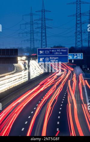 Autobahn A57 in der Nähe von Kaarst im Rheinviertel Neuss, Blick in Richtung der Kreuzung Büttgen, starker Verkehr außerhalb der Hauptverkehrszeiten, Hochspannungsleitung Stockfoto