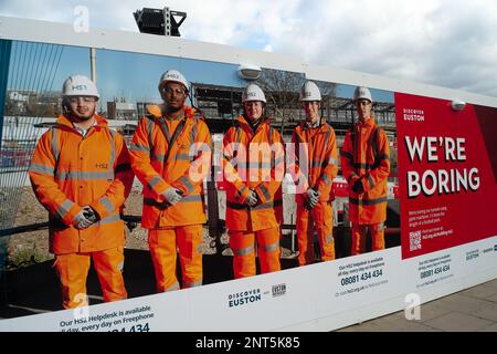 Euston, London, Großbritannien. 27. Februar 2023. HS2 Ltd führt umfangreiche Bauarbeiten für den neuen Hochgeschwindigkeitszug 2 London Euston Bahnhof Terminus und London Underground Interchange durch. HS2 startete letzte Woche Versorgungsleitungen in der Euston Road, was jetzt den Verkehr verlangsamt. Die Bewohner der Euston-Gegend müssen HS2 Lärm, Staub und Störungen ertragen, die ein Bewohner heute als „Hölle auf Erden ohne Ende in Sicht“ beschrieben hat. Kredit: Maureen McLean/Alamy Live News Stockfoto