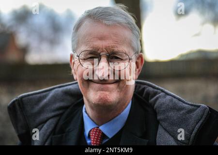 London, Großbritannien. 27. Februar 2023. Hilary Benn MP, ehemalige Staatssekretärin für Umwelt, Ernährung und Angelegenheiten des ländlichen Raums in der letzten labour-Regierung, und Mitglied des Parlaments für Leeds Central, im College Green für Medieninterviews. Minister und Abgeordnete sind nach einer früheren Kabinettssitzung und vor Premierminister Rishi Sunak in Westminster unterwegs und präsentieren dem Parlament Credit: Imageplotter/Alamy Live News das Abkommen mit der EU über Handelsregelungen nach dem Brexit in Nordirland Stockfoto