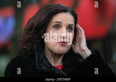 London, Großbritannien. 27. Februar 2023. Theresa Villiers, ehemalige Staatssekretärin für Umwelt, Ernährung und Angelegenheiten des ländlichen Raums und konservative Abgeordnete Chipping Barnet, im College Green für Medieninterviews. Minister und Abgeordnete sind nach einer früheren Kabinettssitzung und vor Premierminister Rishi Sunak in Westminster unterwegs und präsentieren dem Parlament Credit: Imageplotter/Alamy Live News das Abkommen mit der EU über Handelsregelungen nach dem Brexit in Nordirland Stockfoto