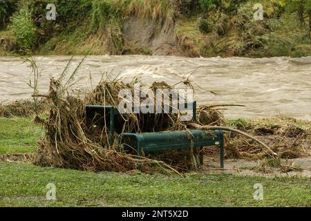 Nach dem Zyklon Gabrielle, als das Wasser des Flusses Rangitikei zurückgeht und Trümmer, Schäden und eine Säuberung hinterlässt Stockfoto