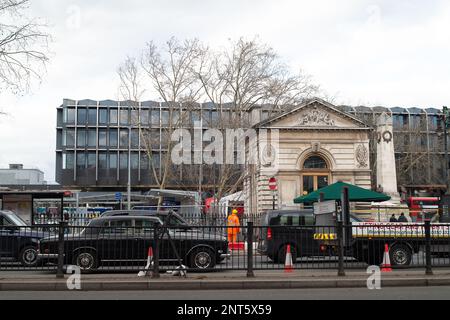 Euston, London, Großbritannien. 27. Februar 2023. Euston Square Gardens (abgebildet) vor dem Bahnhof Euston wurden von HS2 übernommen und einige Bäume wurden auf dem Gelände gefällt. HS2 Ltd führt umfangreiche Bauarbeiten für den neuen Hochgeschwindigkeitszug 2 London Euston Bahnhof Terminus und London Underground Interchange durch. HS2 startete letzte Woche Versorgungsleitungen in der Euston Road, was jetzt den Verkehr verlangsamt. Die Bewohner der Euston-Gegend müssen HS2 Lärm, Staub und Störungen ertragen, die ein Bewohner heute als „Hölle auf Erden ohne Ende in Sicht“ beschrieben hat. Kredit: Maureen McLean/Alamy Stockfoto