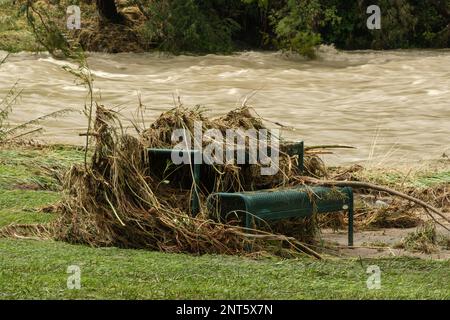 Nach dem Zyklon Gabrielle, als das Wasser des Flusses Rangitikei zurückgeht und Trümmer, Schäden und eine Säuberung hinterlässt Stockfoto