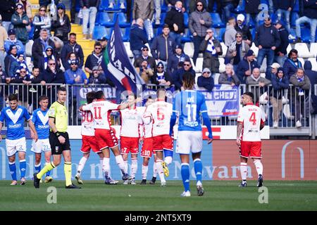 Mario Rigamonti Stadium, Brescia, Italien, 25. Februar 2023, Das Team (SSC Bari) feiert das Ziel von Leonardo Benedetti (SSC Bari) in Brescia Stockfoto