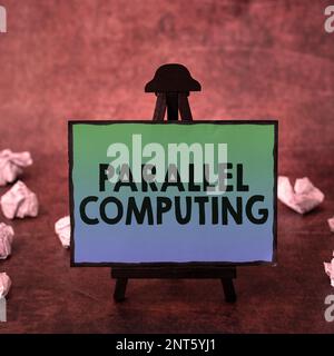 Schild mit Anzeige von Parallel Computing. Internetkonzept simultane Berechnung mittels Software und Hardware Stockfoto