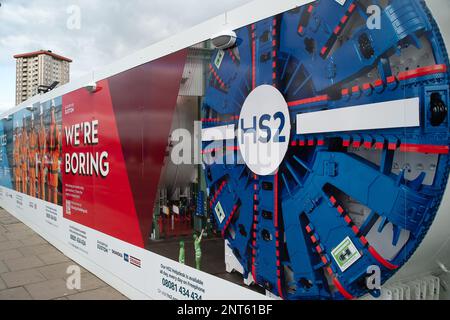 Euston, London, Großbritannien. 27. Februar 2023. HS2 Ltd führt umfangreiche Bauarbeiten für den neuen Hochgeschwindigkeitszug 2 London Euston Bahnhof Terminus und London Underground Interchange durch. HS2 startete letzte Woche Versorgungsleitungen in der Euston Road, was jetzt den Verkehr verlangsamt. Die Bewohner der Euston-Gegend müssen HS2 Lärm, Staub und Störungen ertragen, die ein Bewohner heute als „Hölle auf Erden ohne Ende in Sicht“ beschrieben hat. Kredit: Maureen McLean/Alamy Live News Stockfoto