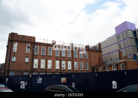 Euston, London, Großbritannien. 27. Februar 2023. HS2 Ltd führt umfangreiche Bauarbeiten für den neuen Hochgeschwindigkeitszug 2 London Euston Bahnhof Terminus und London Underground Interchange durch. HS2 startete letzte Woche Versorgungsleitungen in der Euston Road, was jetzt den Verkehr verlangsamt. Die Bewohner der Euston-Gegend müssen HS2 Lärm, Staub und Störungen ertragen, die ein Bewohner heute als „Hölle auf Erden ohne Ende in Sicht“ beschrieben hat. Kredit: Maureen McLean/Alamy Live News Stockfoto