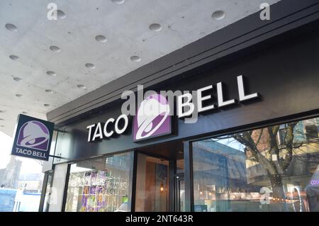 25. Februar 2023, Swansea, Wales, Vereinigtes Königreich. Taco Bell Laden in der Oxford Street. Stockfoto