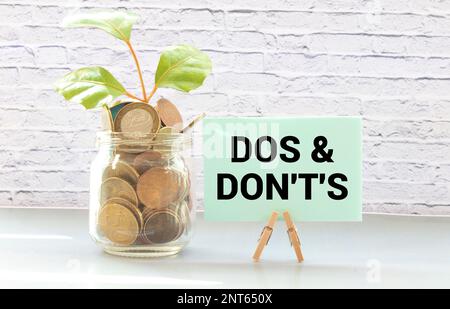 „Do's and Don't“-Nachricht. Text auf Notizblock auf heller, steifer Rückseite und handgemachtem Hintergrund. Stockfoto